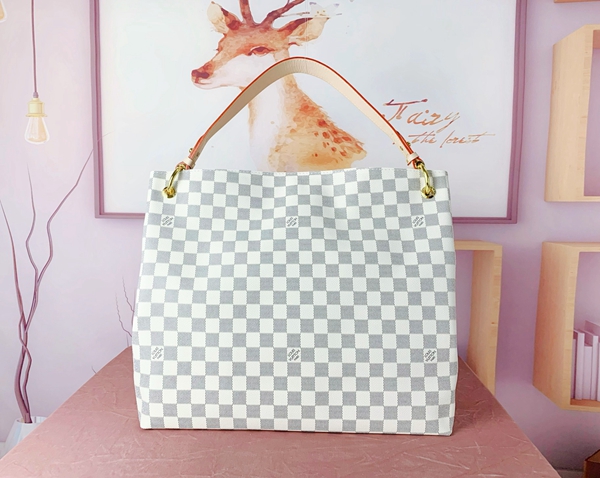 ルイヴィトンバッグ背面デザイン